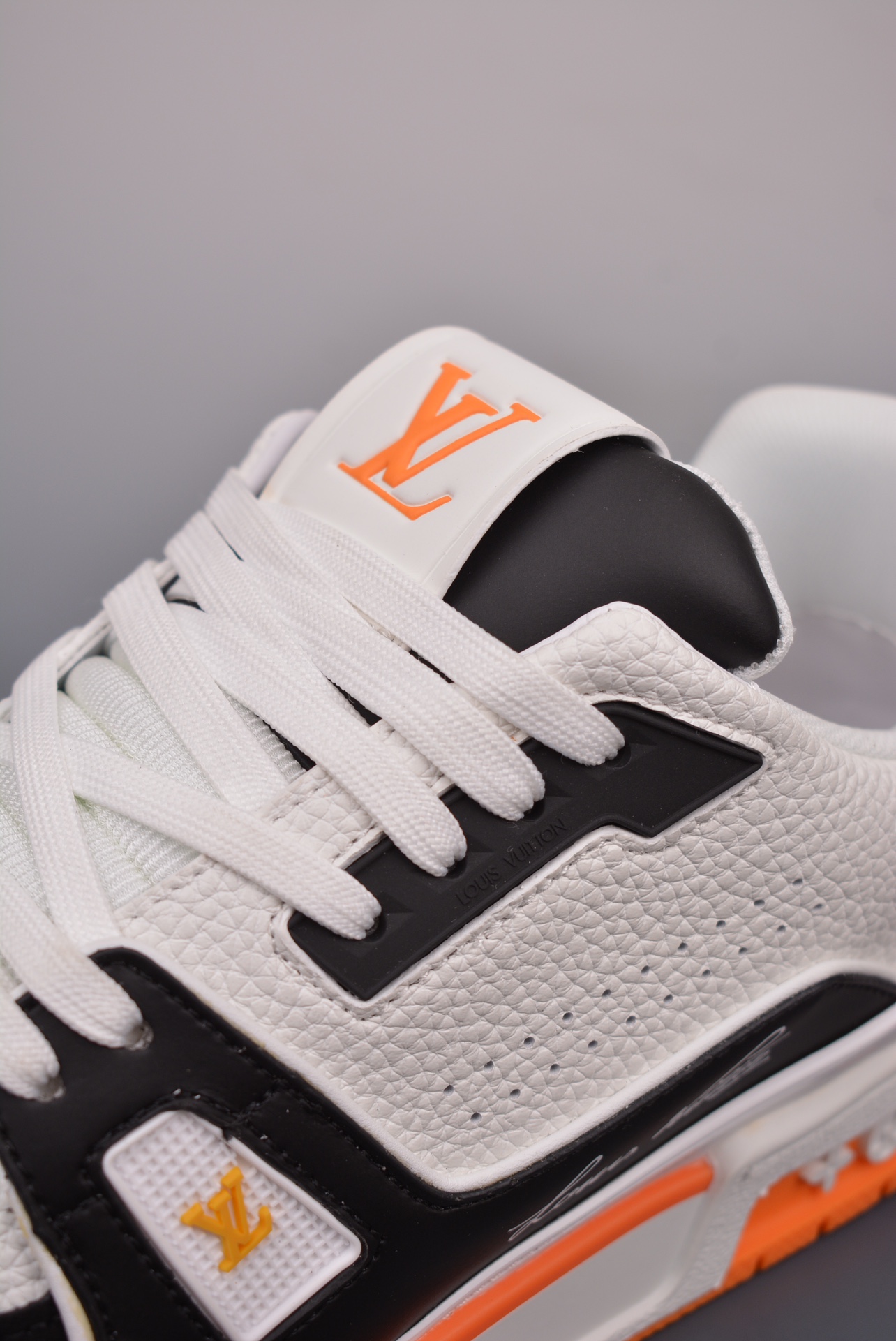 Louis Vuitton Trainer Sneaker Low Black, White and Orange Signature Edition 1ADE00