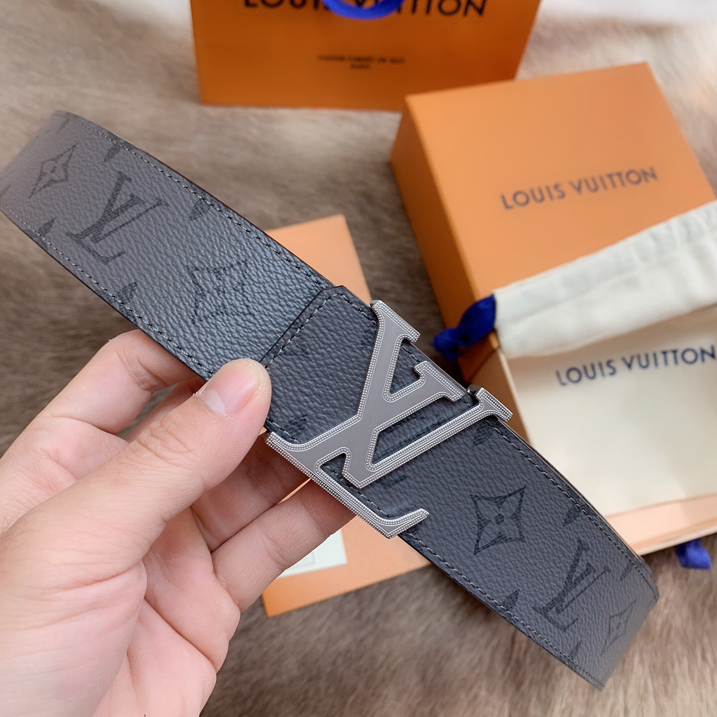 Louis Vuitton Men's Old Fashioned Cowhide Belt 4CM Width