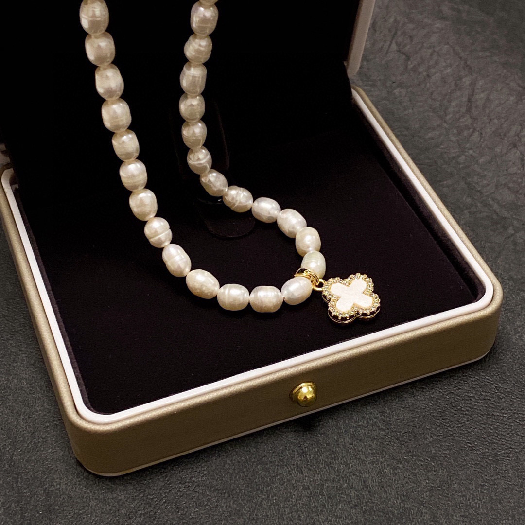 Chanel natural freshwater pearl four-leaf clover necklace
