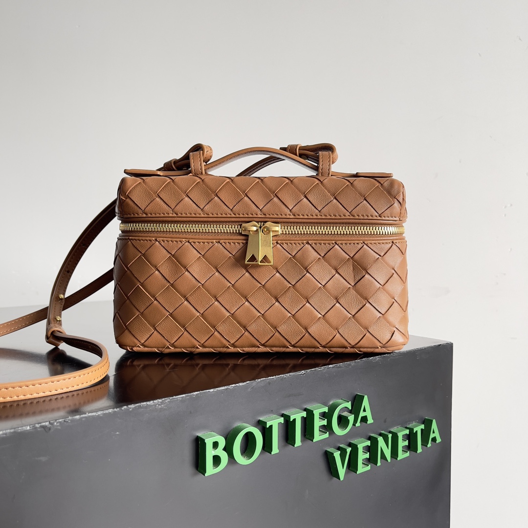 Bottega Veneta 2024 Woven Zippered Baguette Bag 789109