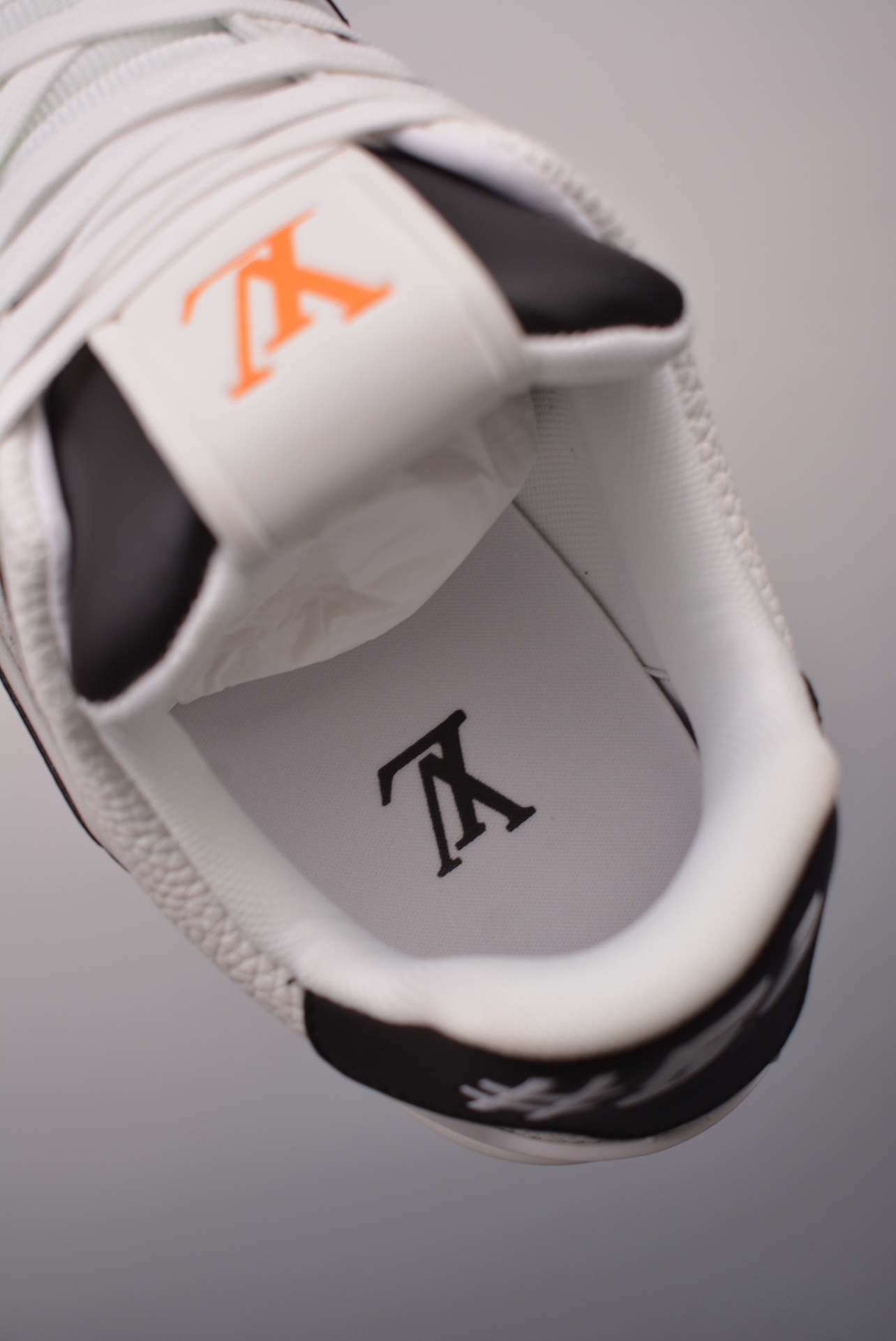 Louis Vuitton Trainer Sneaker Low Black, White and Orange Signature Edition 1ADE00