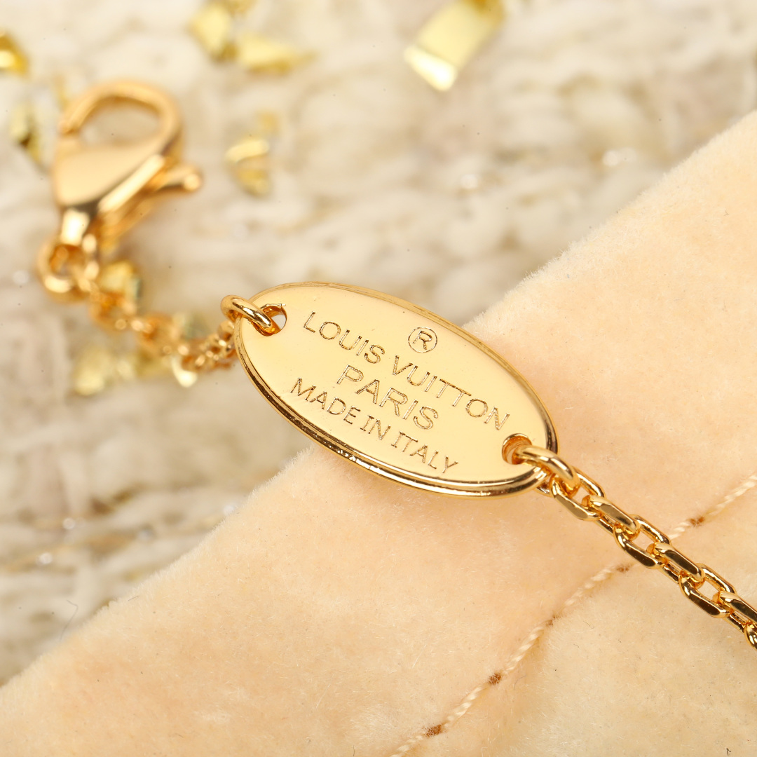 Louis Vuitton trendy logo pearl necklace