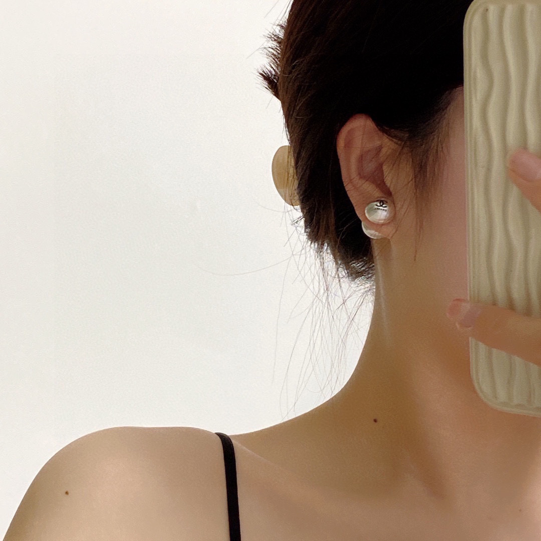 Chanel brushed pearls with double-sided earrings