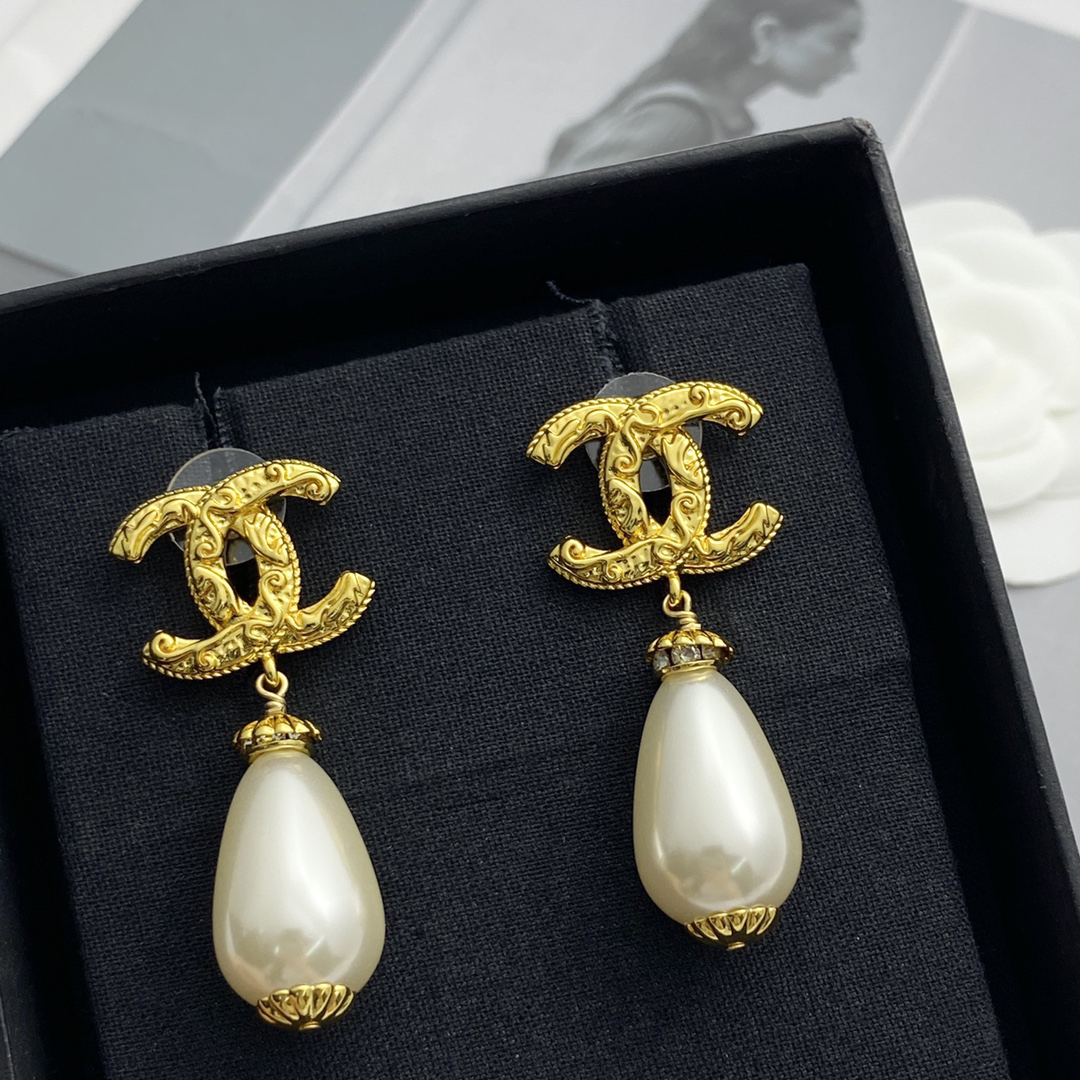 CHAN 24 gold totem double c pearl earrings