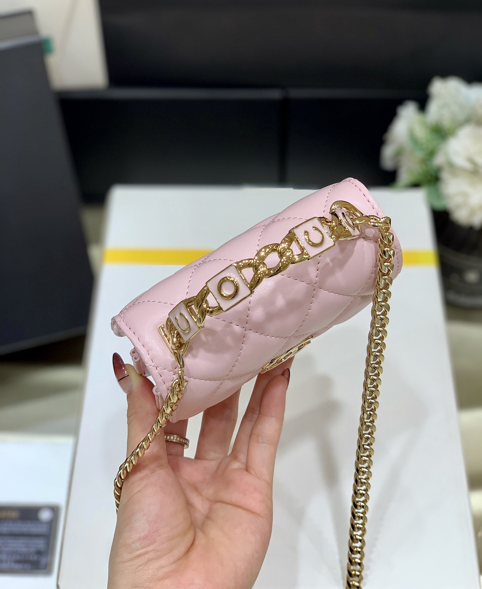 Chanel 2022cc Spring/Summer Collection Enamel Handle Small Shoulder Bag AP2758