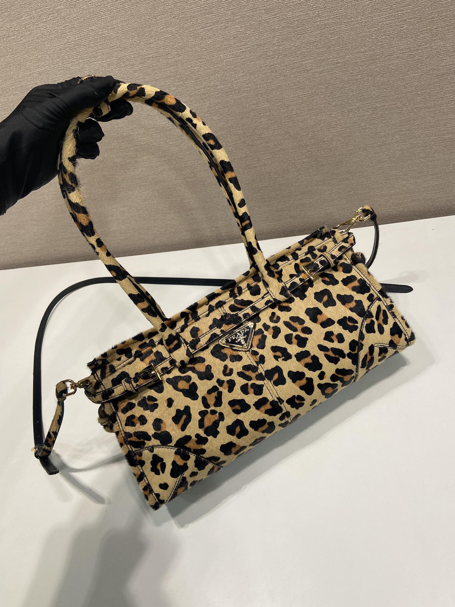 Prada lussolf handbag 1BA426