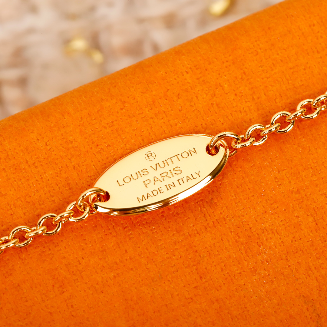 Louis Vuitton White Set Necklace