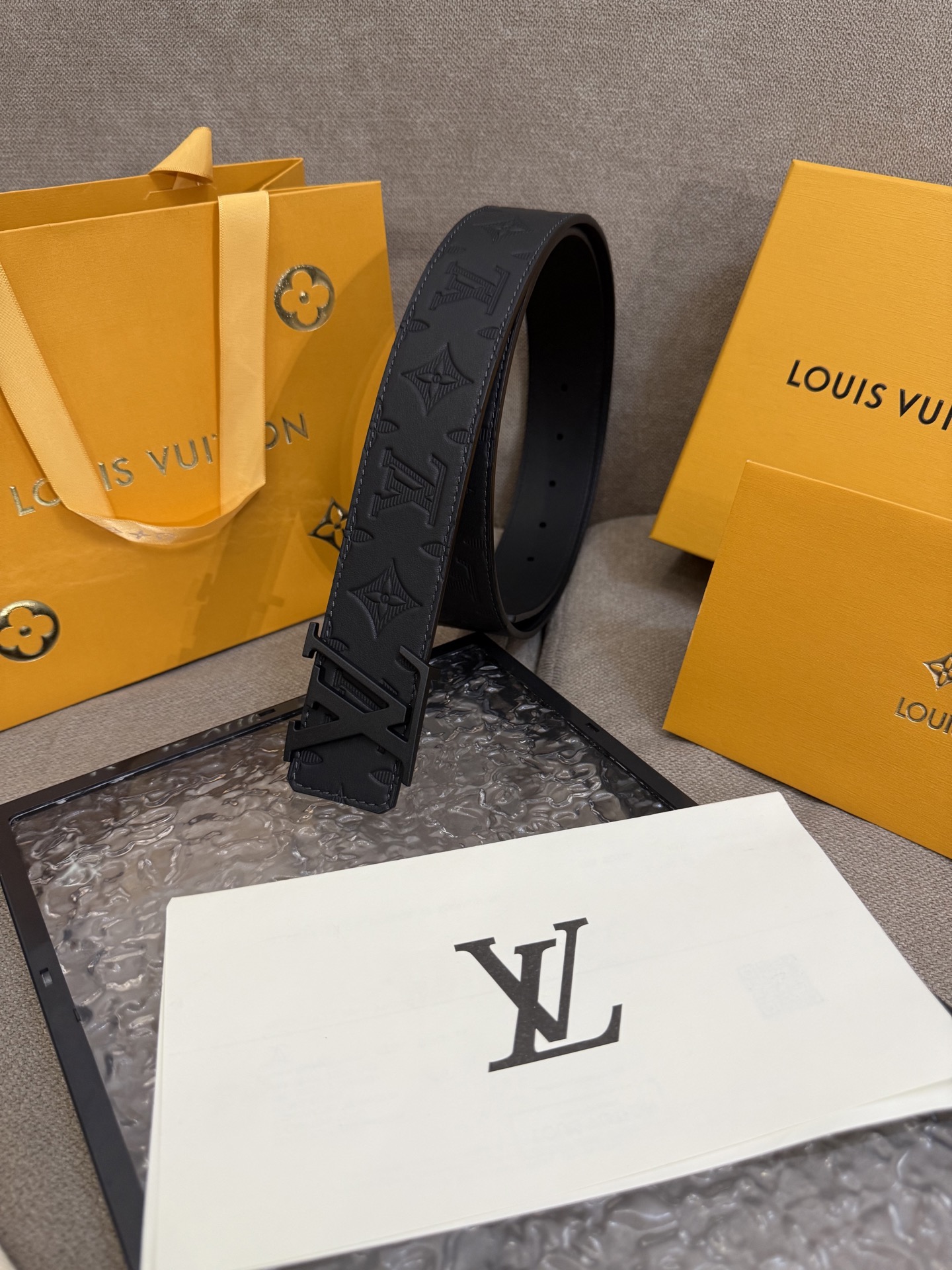 Louis Vuitton embossed leather men's belt, 4cm wide
