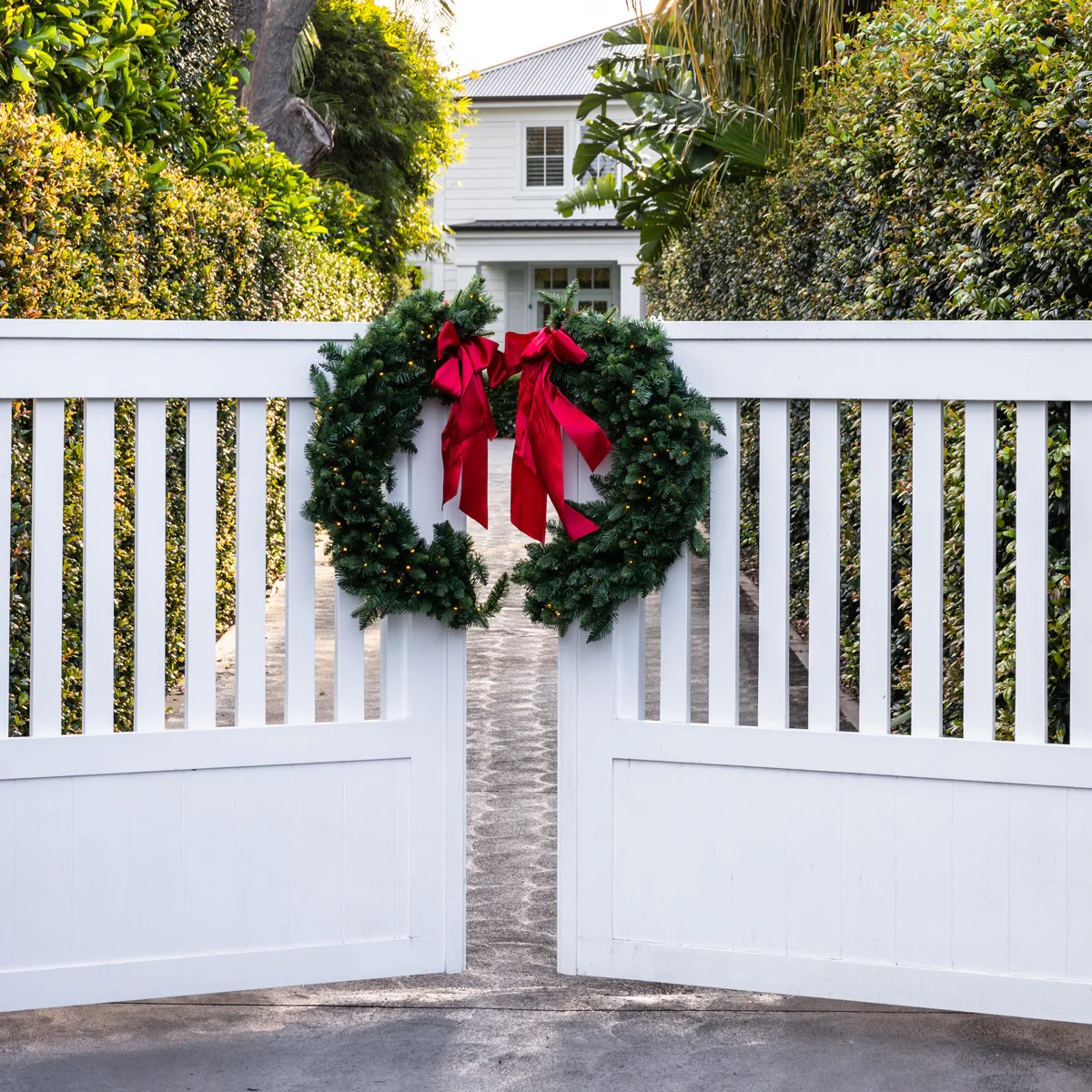 💥Last Day 49% OFF💥Vermont Green Pre-Lit Split Wreath--Free pair of red bows!