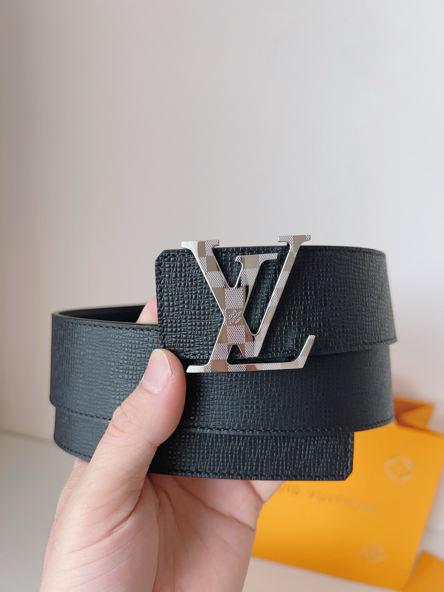 Louis Vuitton engraved buckle men's belt, 4cm wide