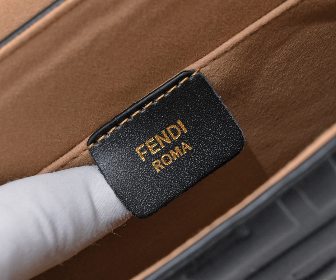 FENDI FF Logo Mania handbag 8806