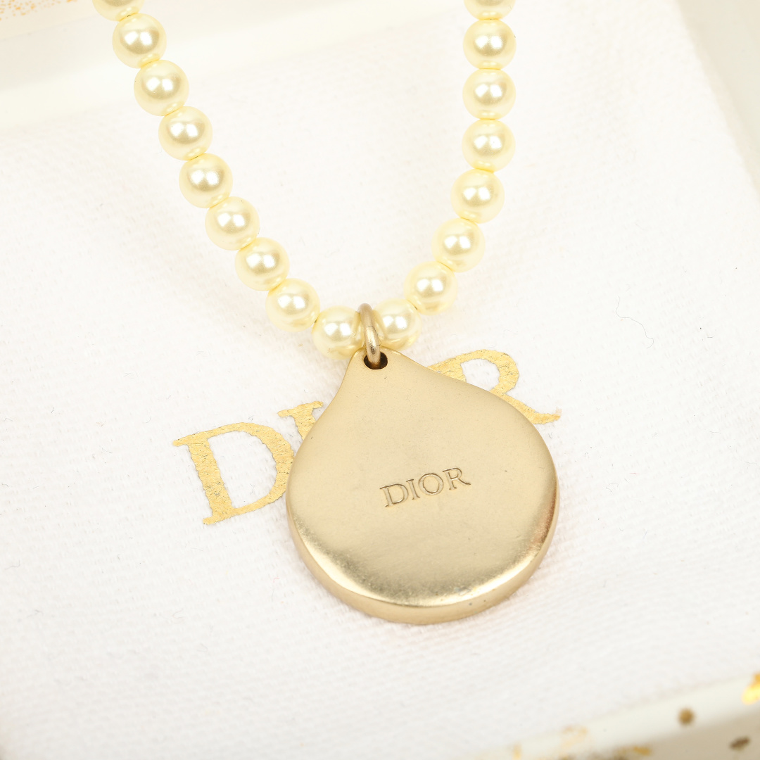 Dior five-pointed star pearl choker necklace