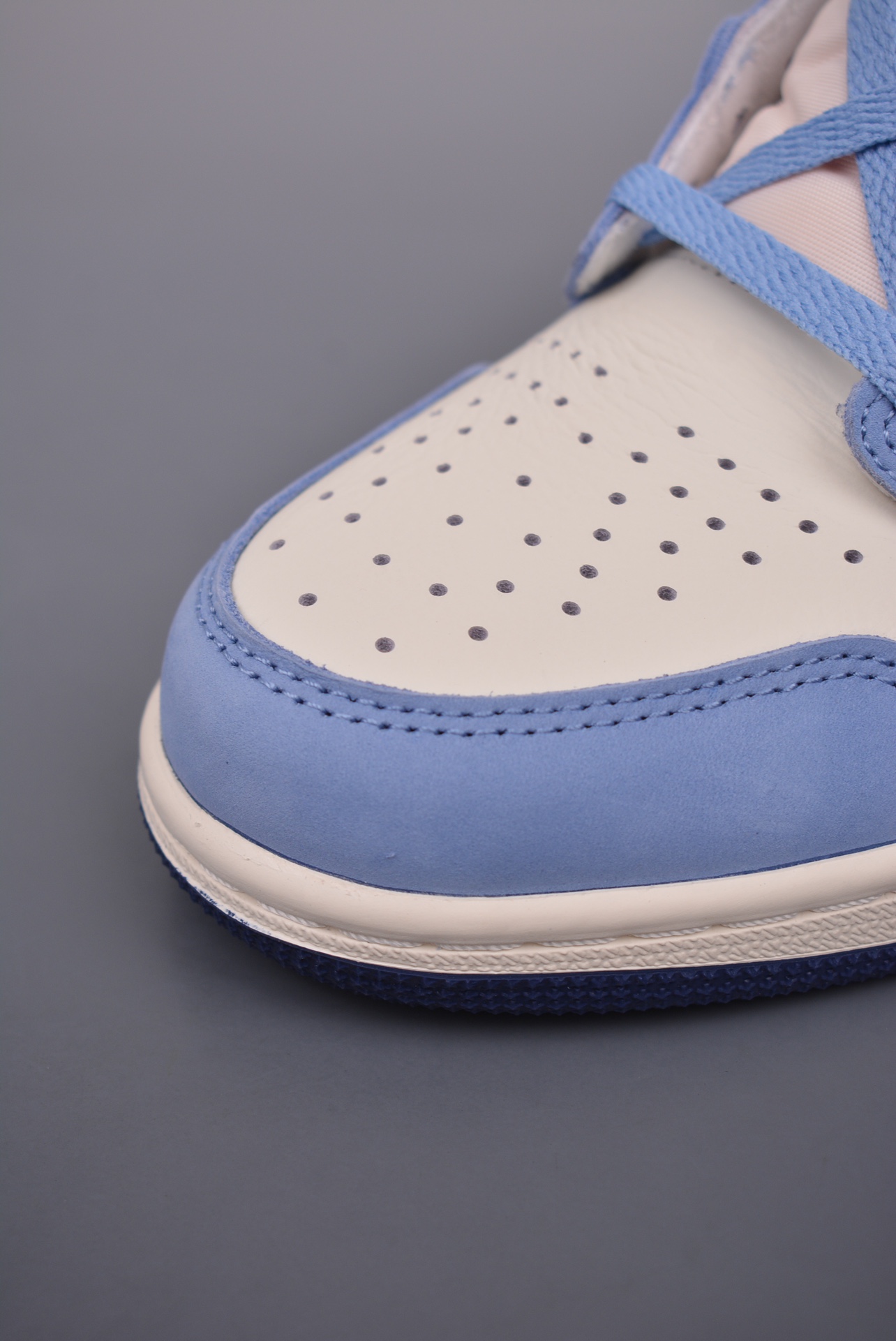 Nike WMNS Air Jordan 1 Retro High OGFirst in Flight FD2596-400