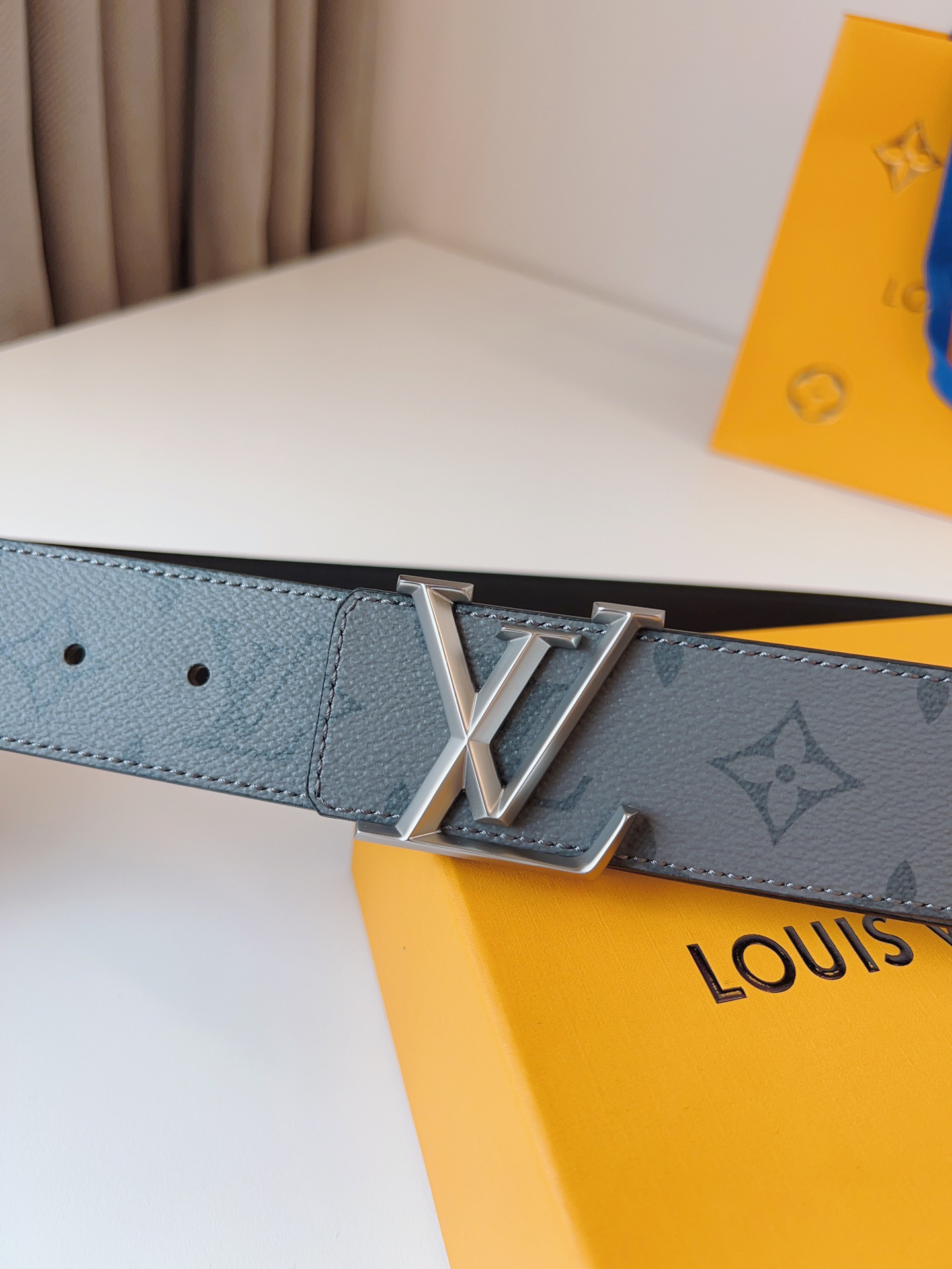 Louis Vuitton double-sided men's belt with monogram, 4cm width