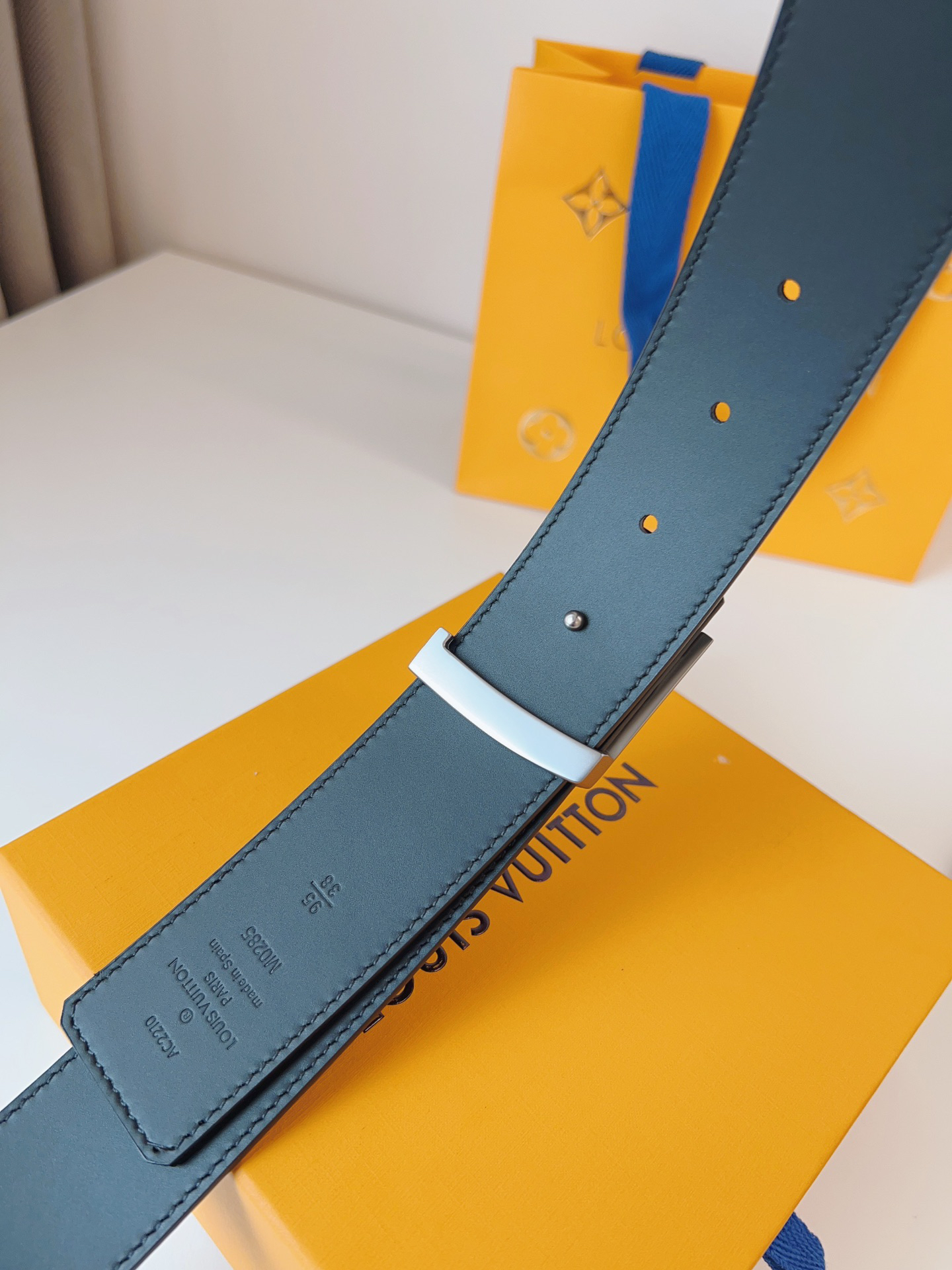 Louis Vuitton double-sided men's belt with monogram, 4cm width