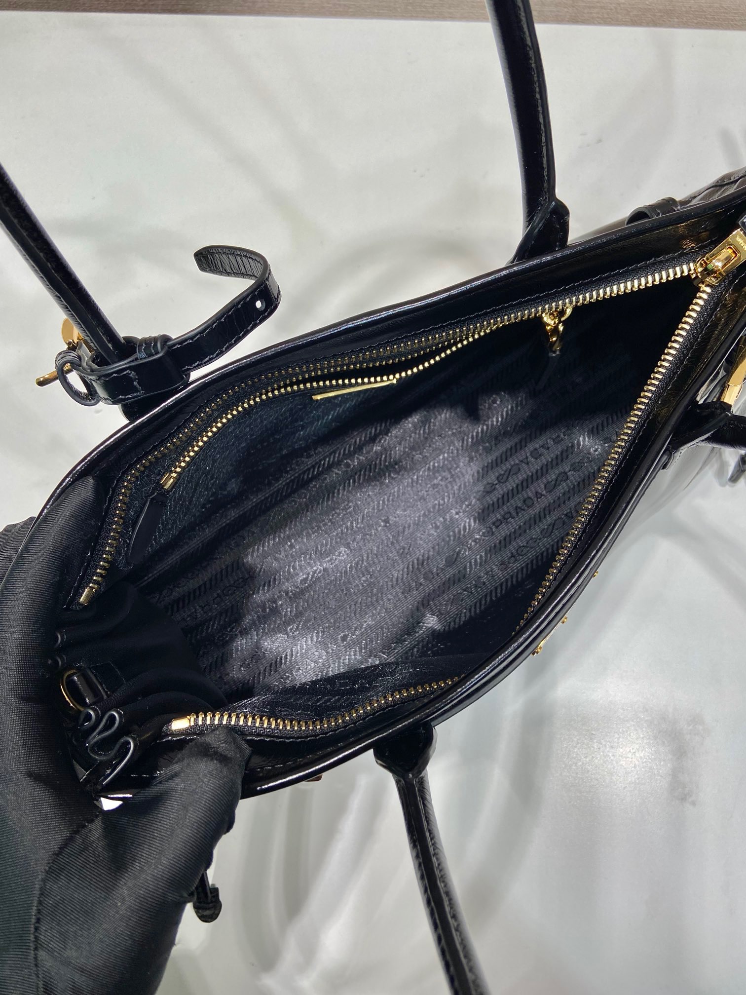 Prada lussolf patent leather handbag 1BA426
