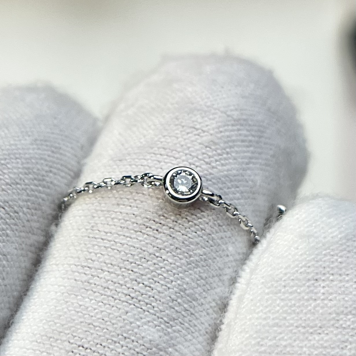 Louis Vuitton single flower diamond necklace