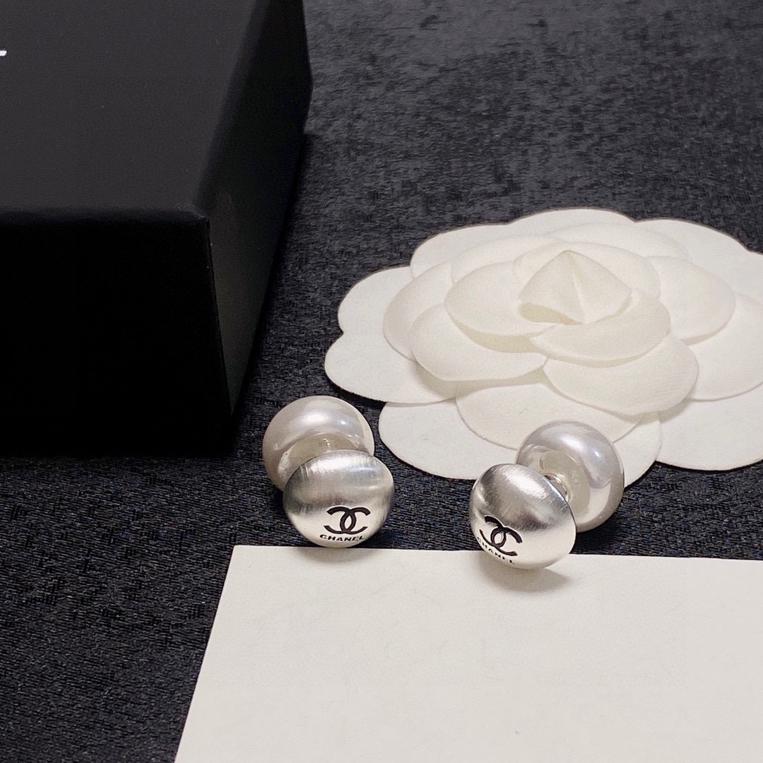 Chanel brushed pearls with double-sided earrings