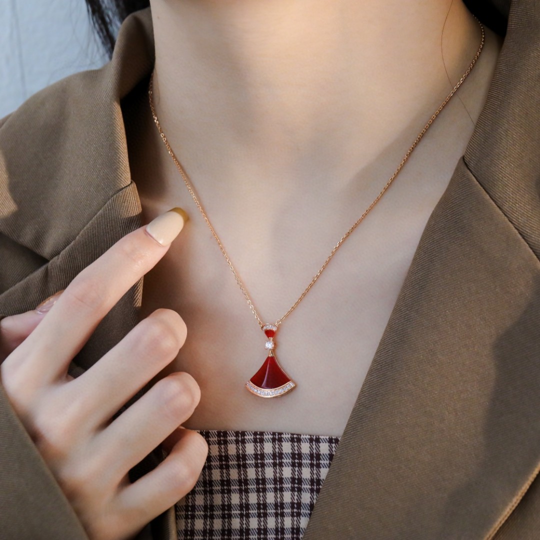 Bulgari Divas Dream series fan-shaped diamond necklace