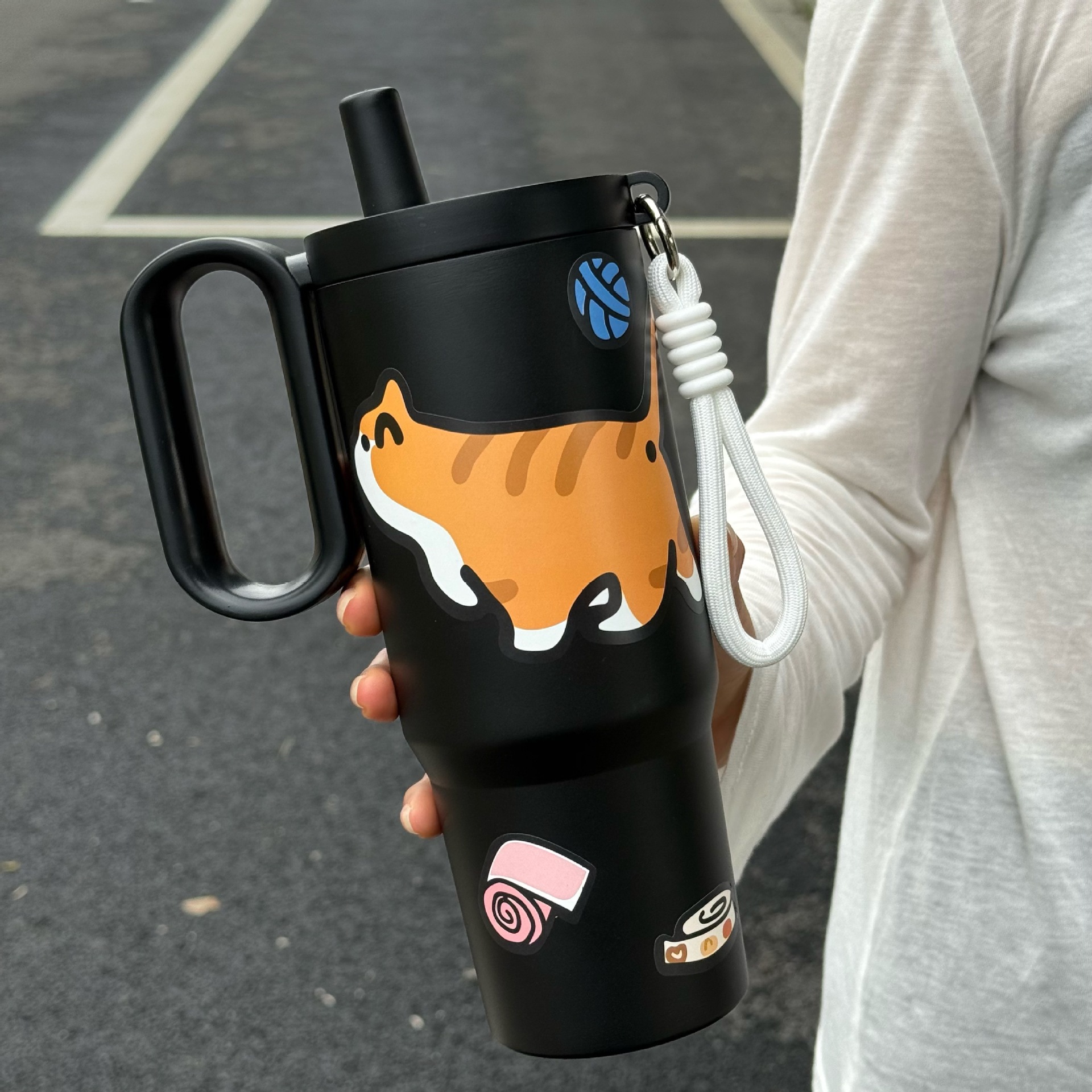 Large-capacity insulated water bottle made of 316 stainless steel with straw, suitable for car use and has a premium feel.