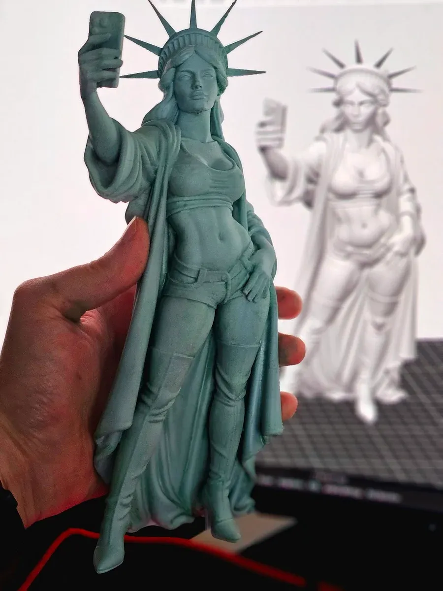 Selfie Figurine Of The Statue Of Liberty