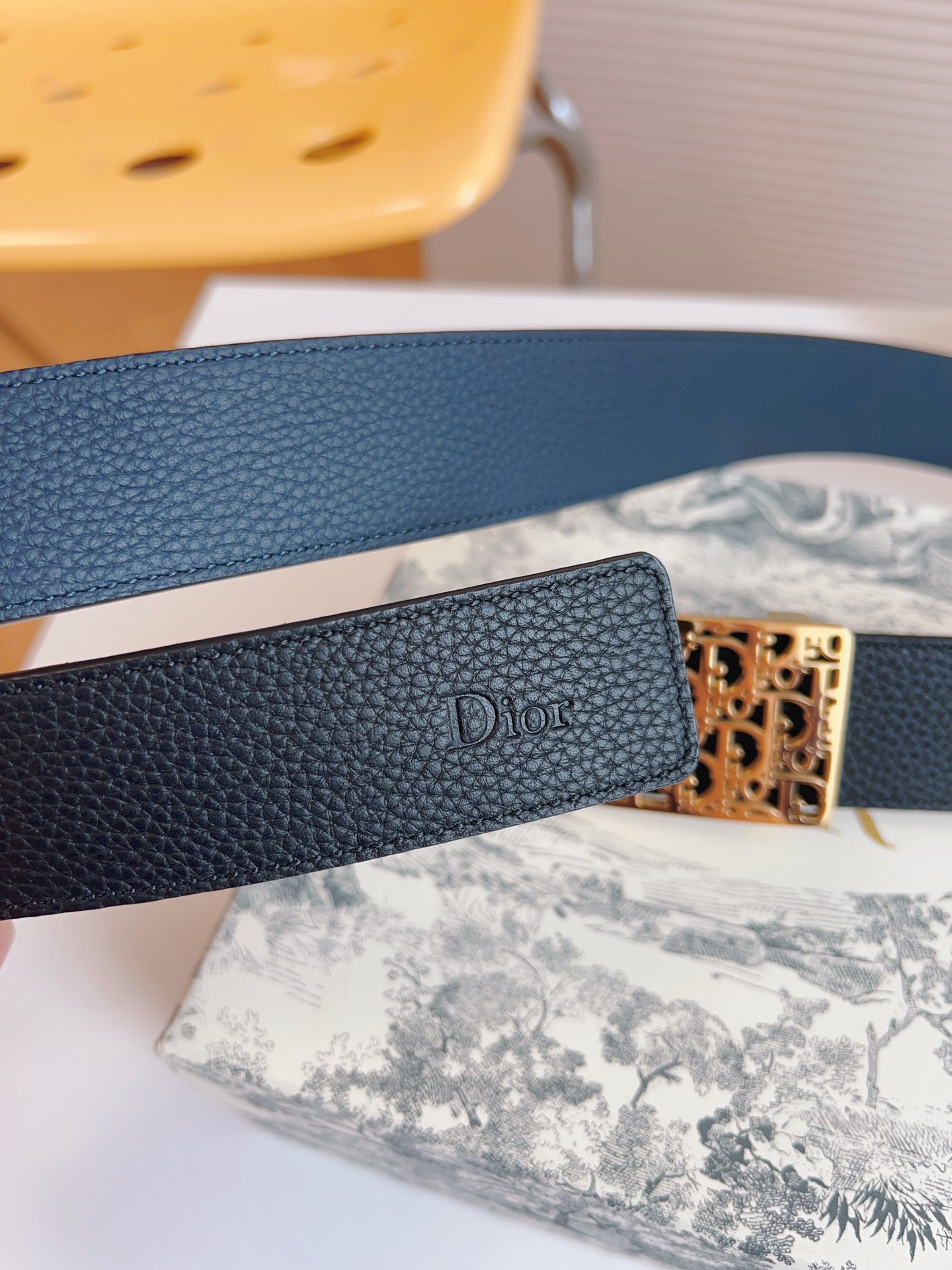 Dior hollow buckle cowhide double-sided belt 3.5CM wide