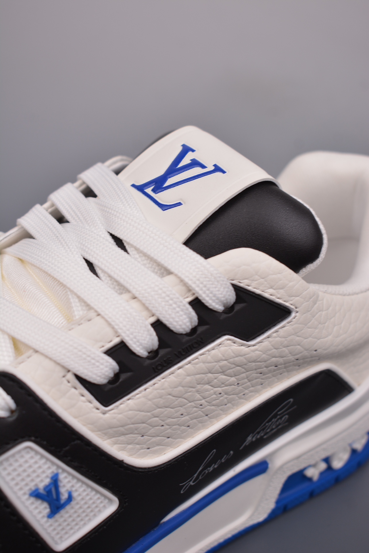 Louis Vuitton Trainer Sneaker Low Black White Blue Signature Edition 1ADDYZ