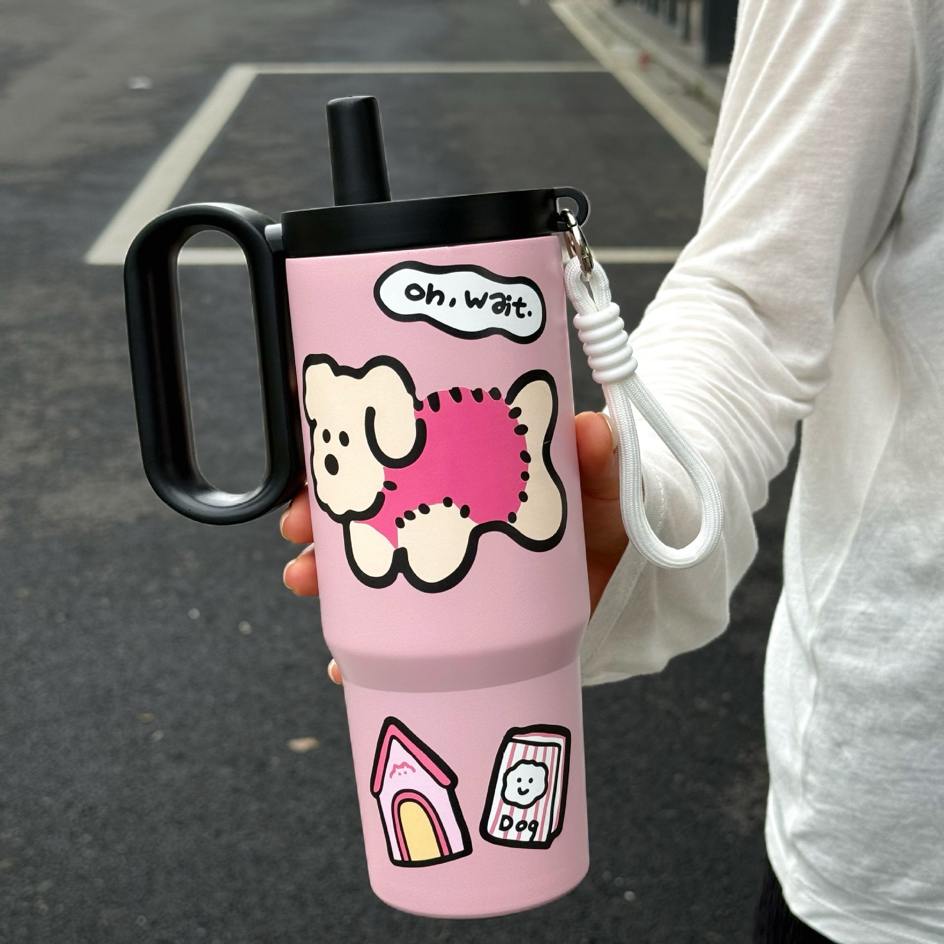 Large-capacity insulated water bottle made of 316 stainless steel with straw, suitable for car use and has a premium feel.