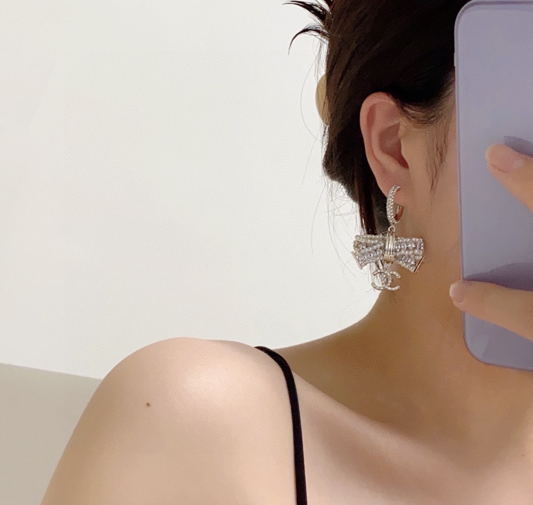 Chanel full diamond pearl bow