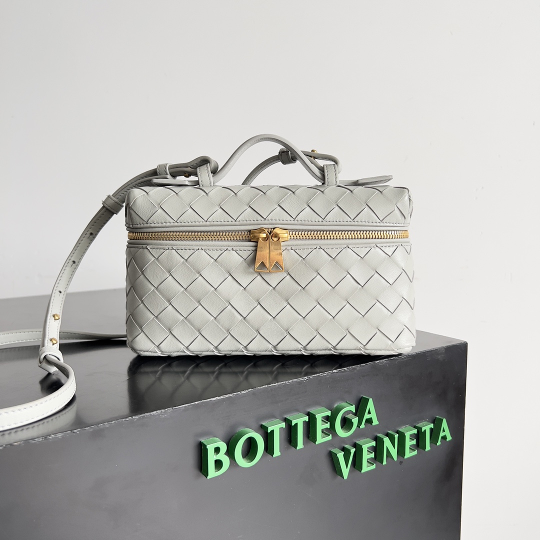 Bottega Veneta 2024 Woven Zippered Baguette Bag 789109