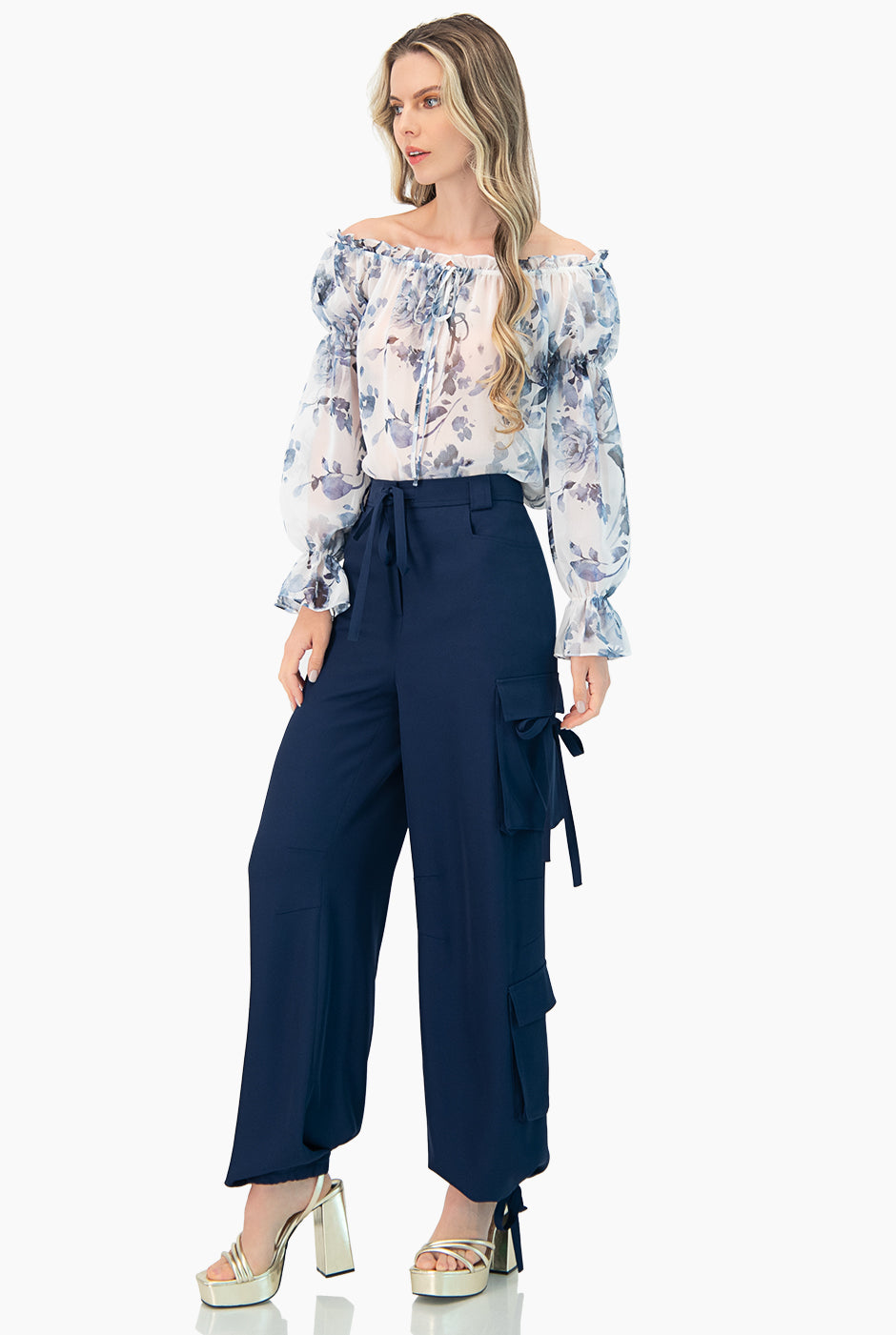 Pantalon cargo liso con cintas