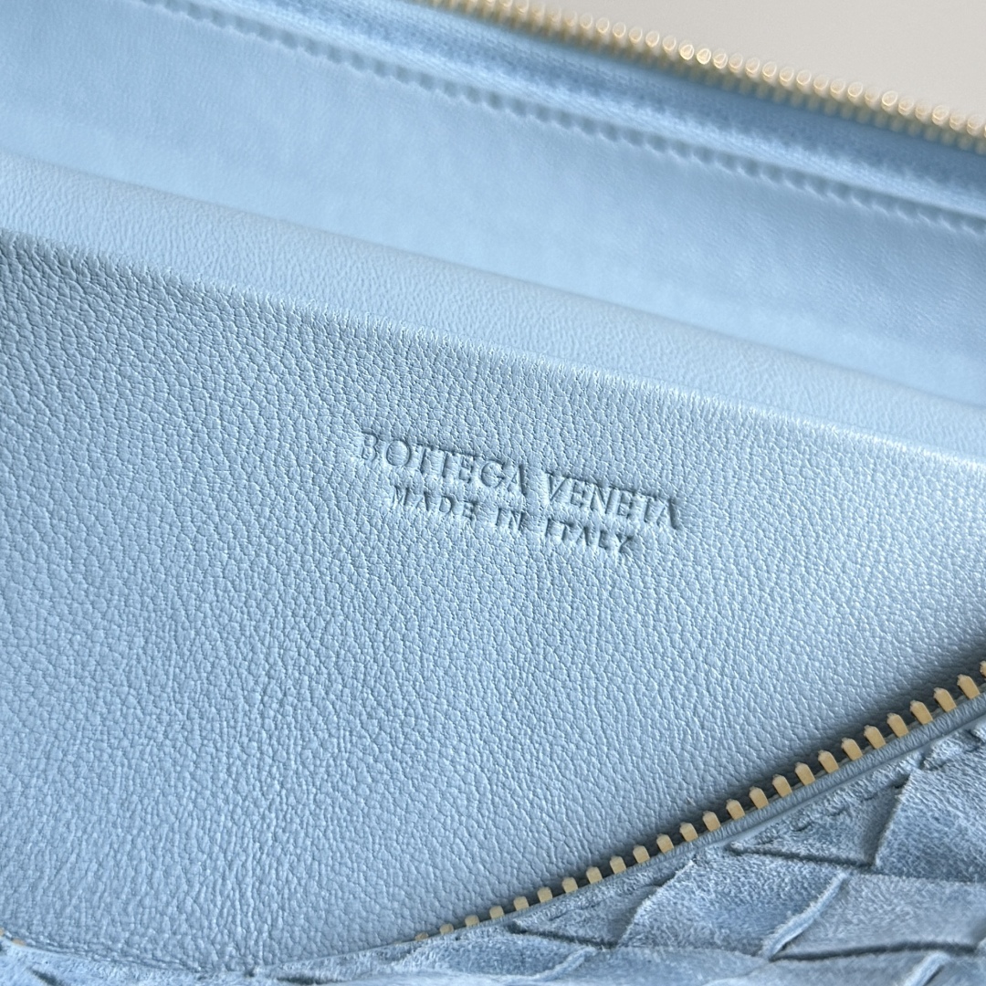 Bottega Veneta 2024 Woven Zippered Baguette Bag 789109