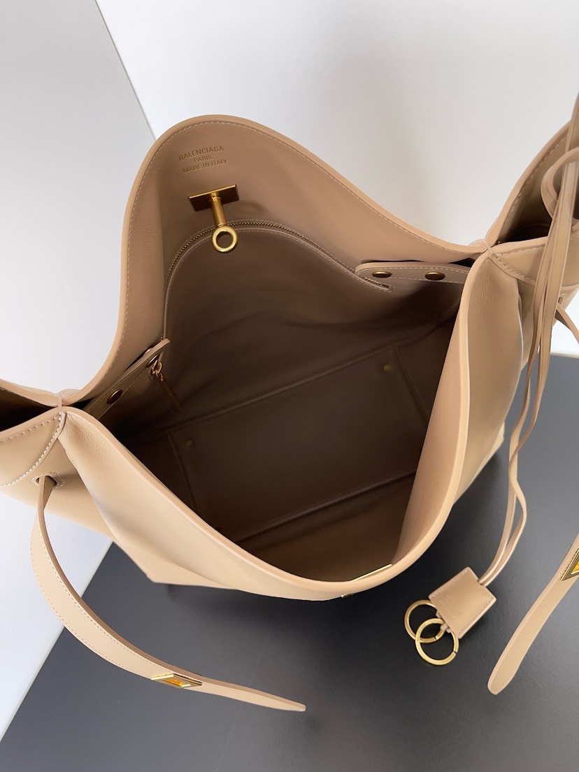 Balenciaga Winter 2024 Collection Bel Air Hobo