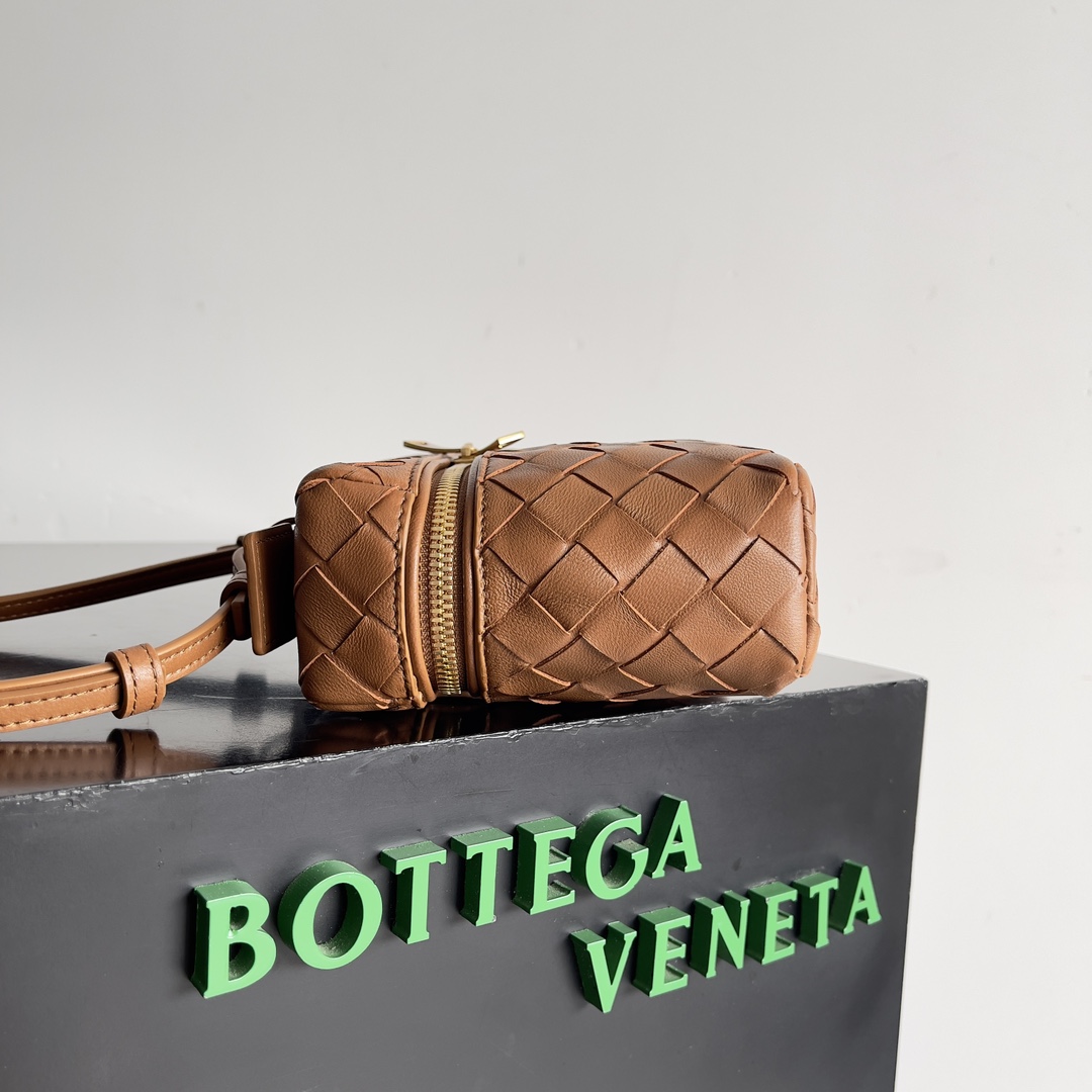 Bottega Veneta 2024 Woven Zippered Baguette Bag 789109