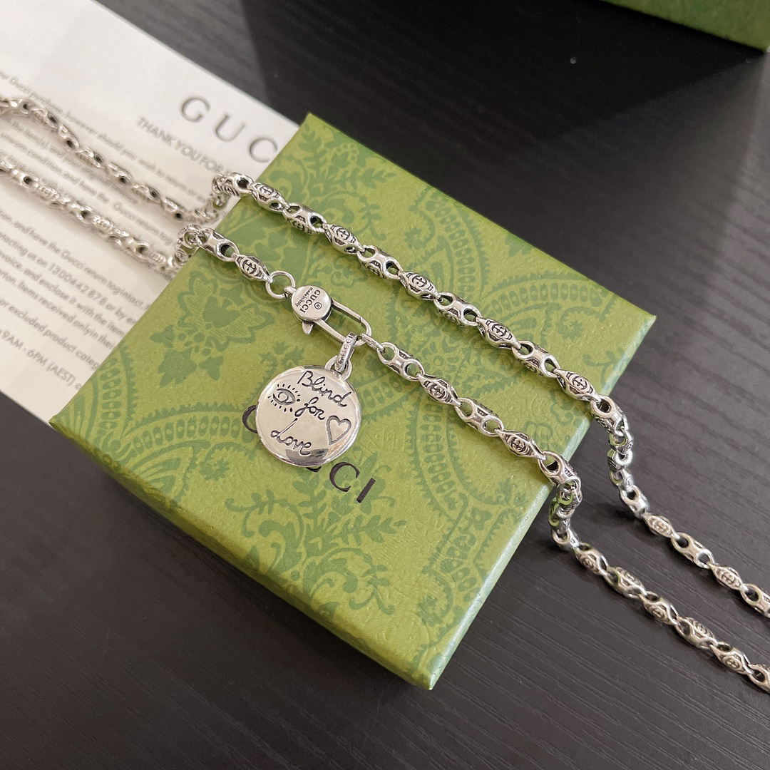 Gucci round necklace