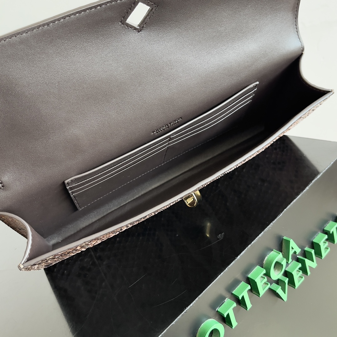 Bottega Veneta andiamo clutch 794945