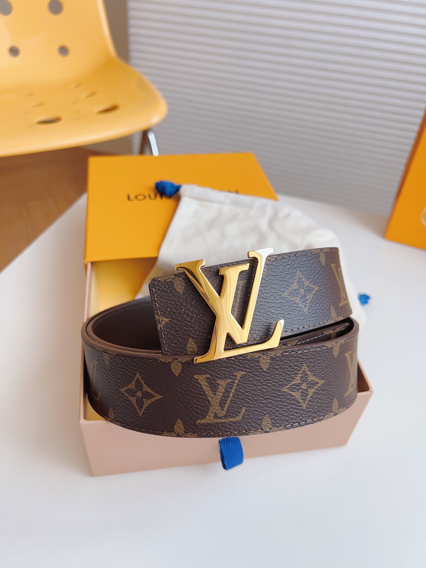 Louis Vuitton Men's Old Fashioned Cowhide Belt 4CM Width