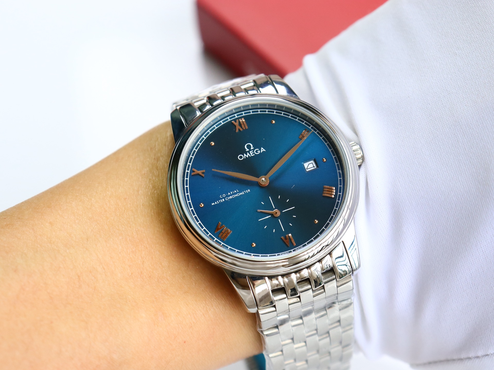 Omega De Ville series two-hand semi-mechanical men's watch