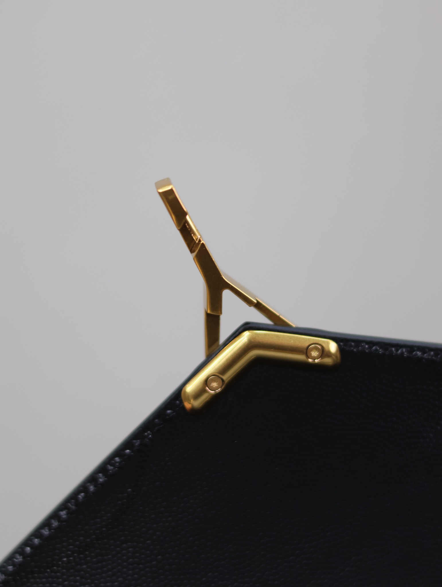 Yves Saint Laurent CASSANDRA Handbag 578000