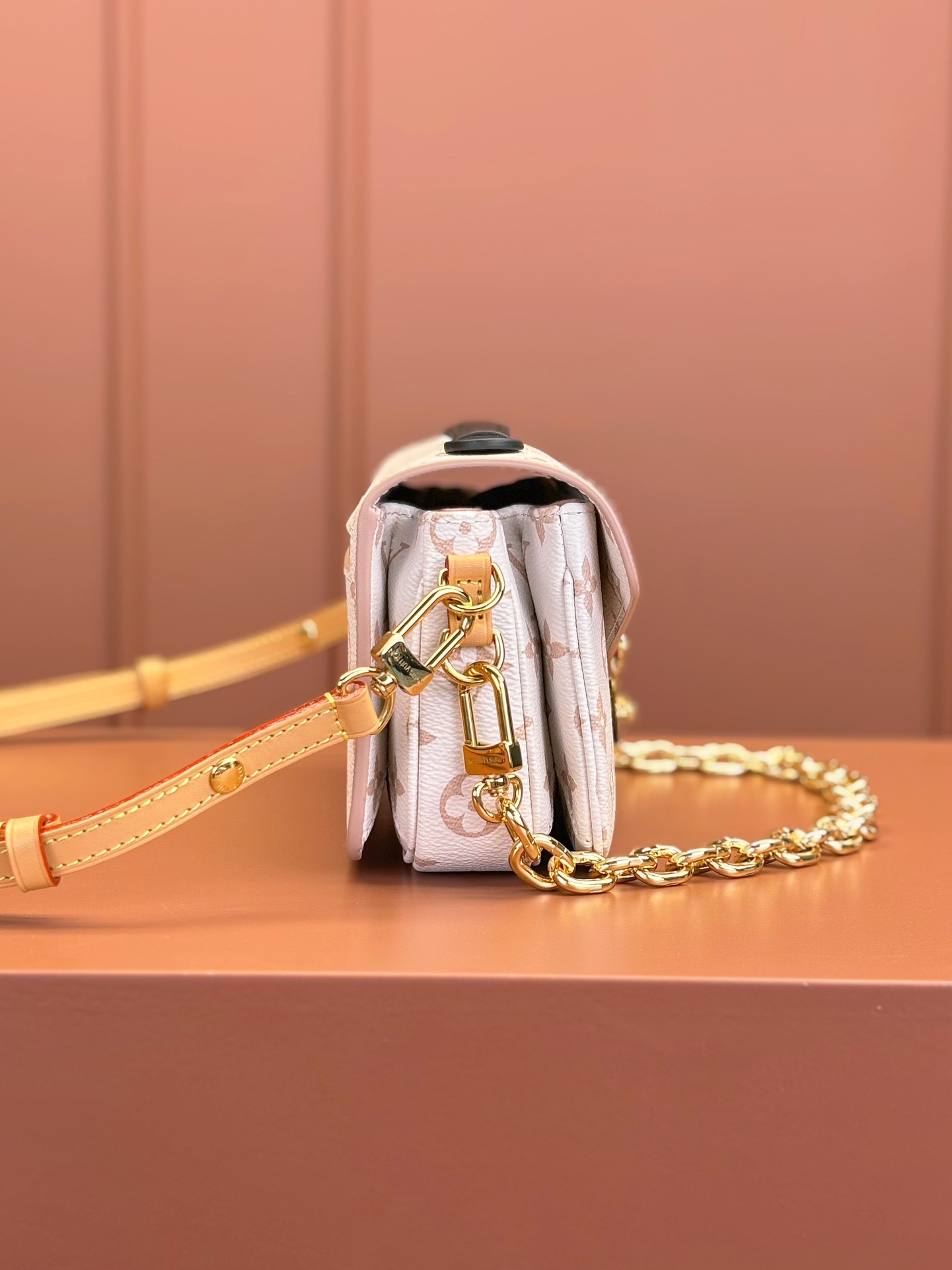 Louis Vuitton POCHETTE MÉTIS EAST WEST Bag M46914