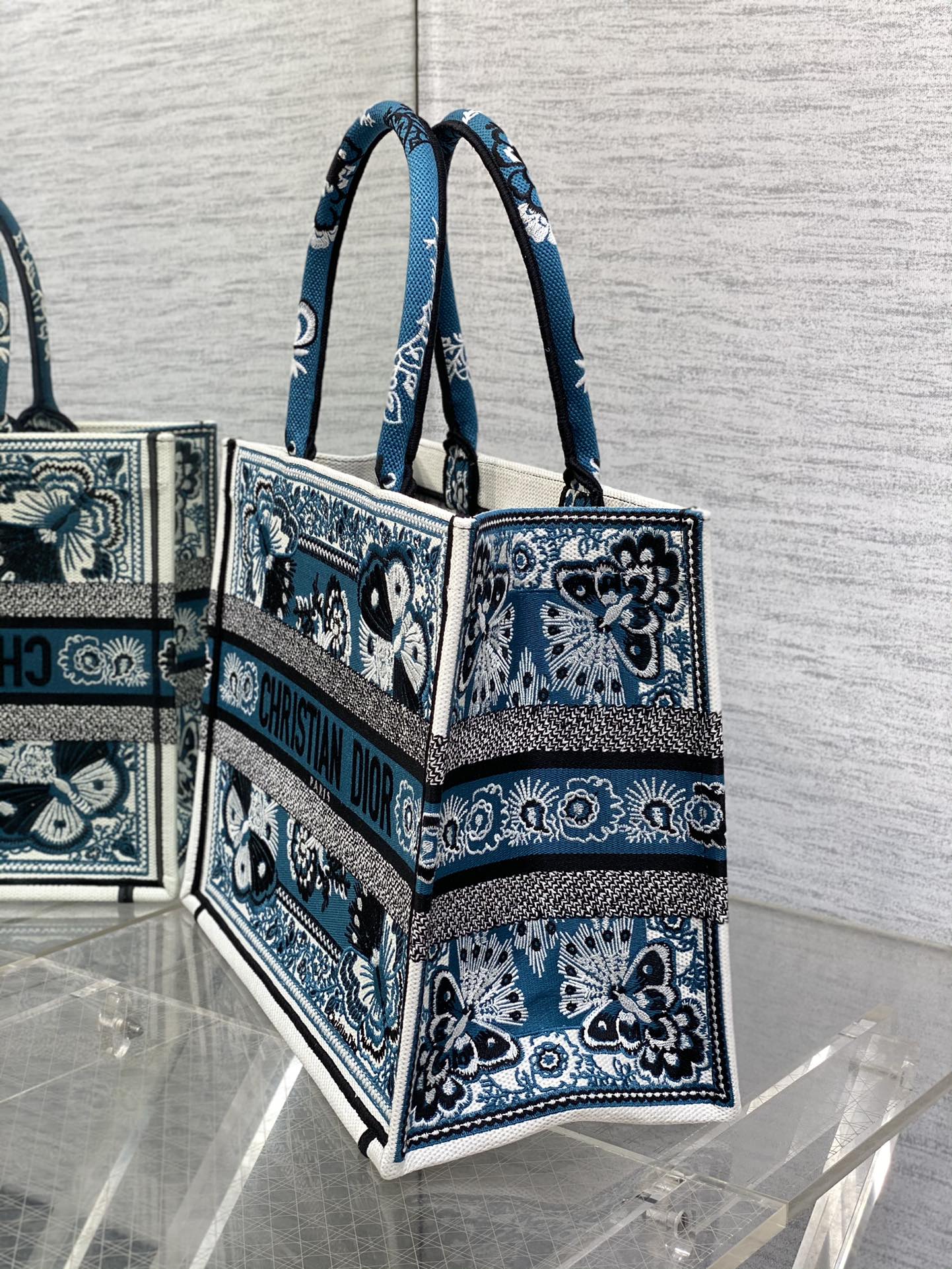 Dior embroidered tote bag medium