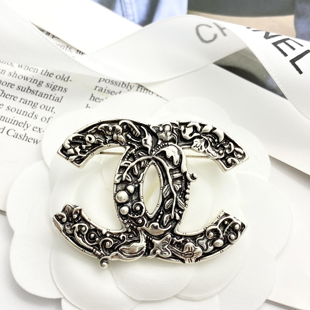 CHAN 24 vintage silver totem double c brooch