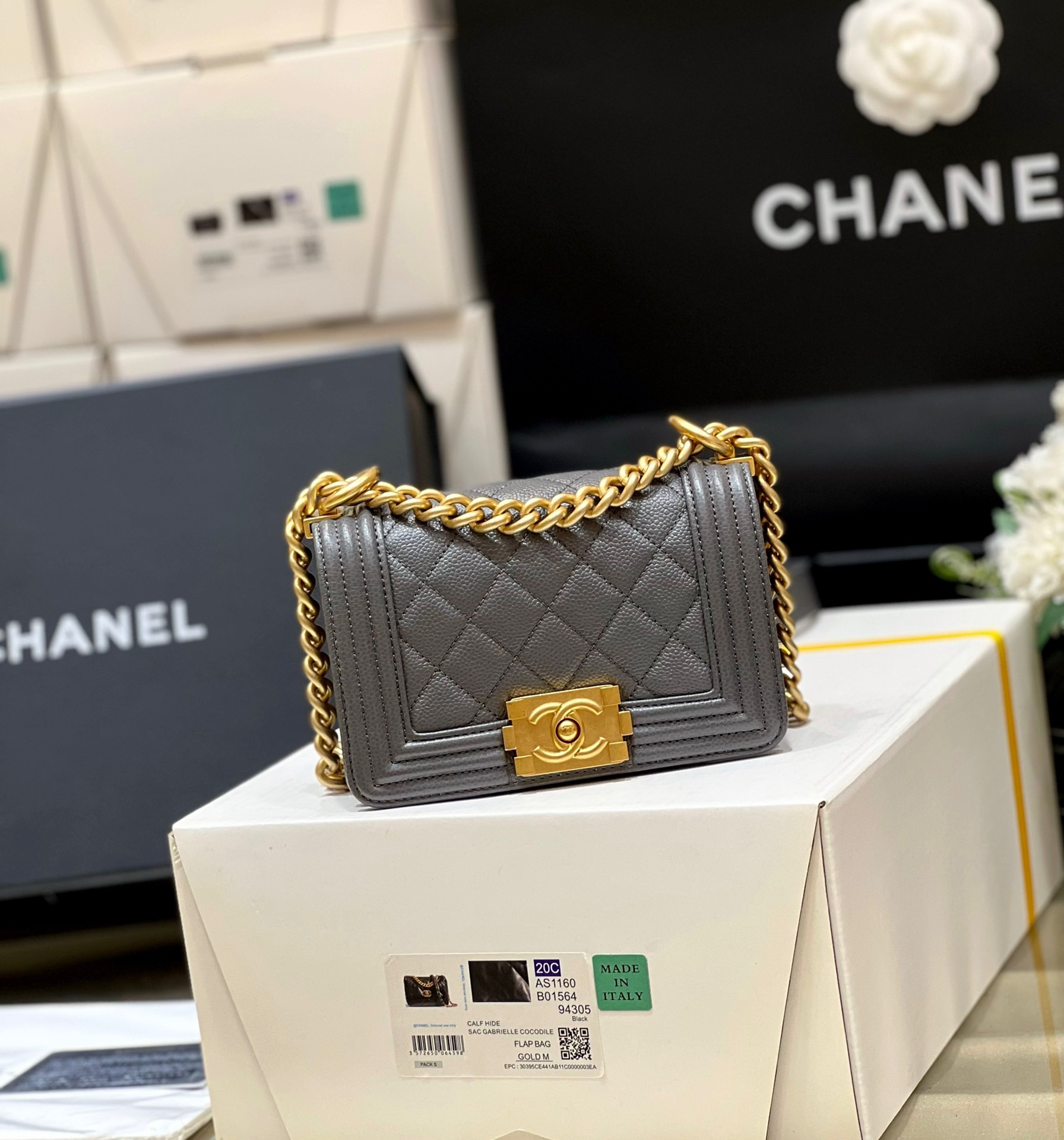 Chanel 22A Le mini boy bag 67364
