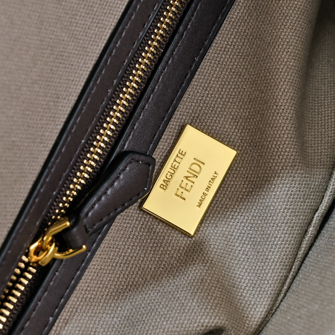 FENDI Baguette Shoulder Bag 1002