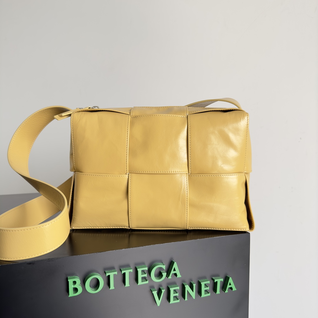 Bottega Veneta 2023 Early Spring Series Arco Camera Bag 731165
