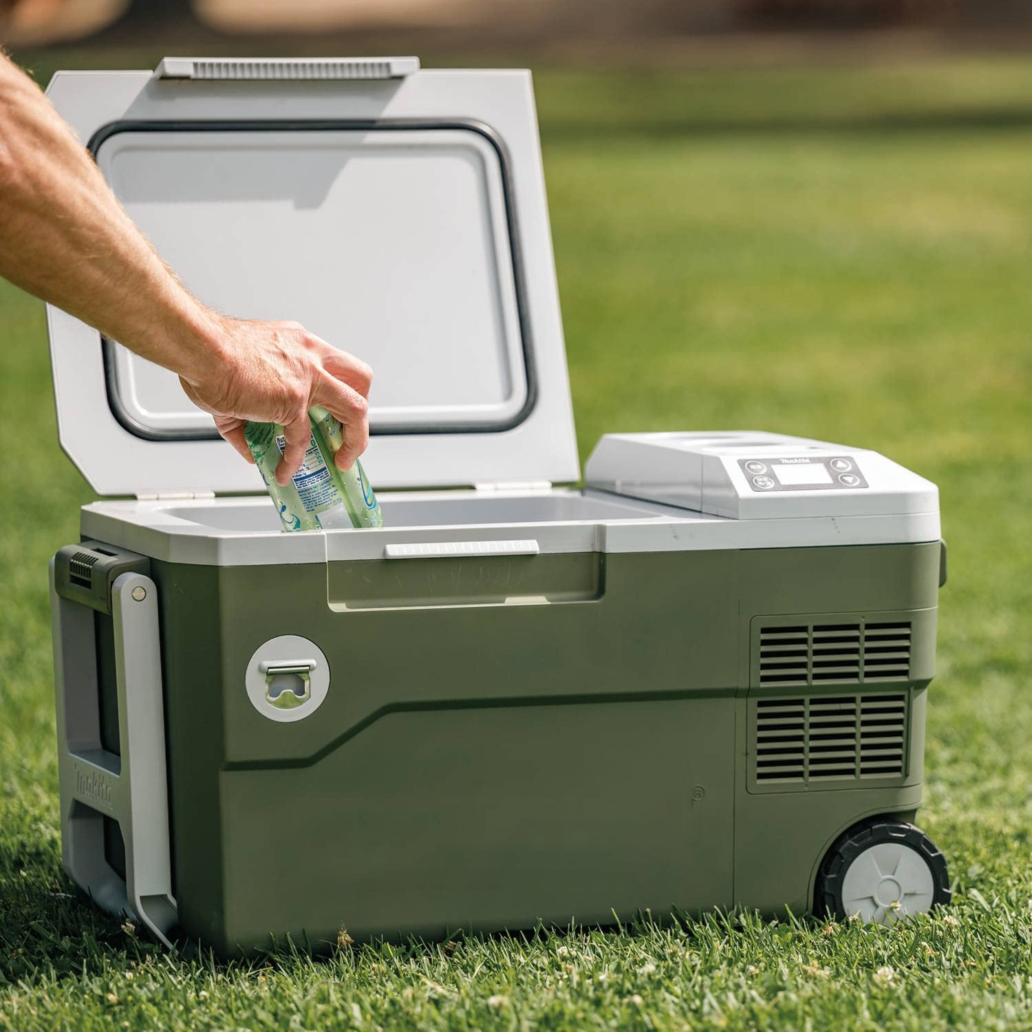 18V Rechargeable Refrigerator  (IncludeTwo Batteries )AC Cooler/Heater