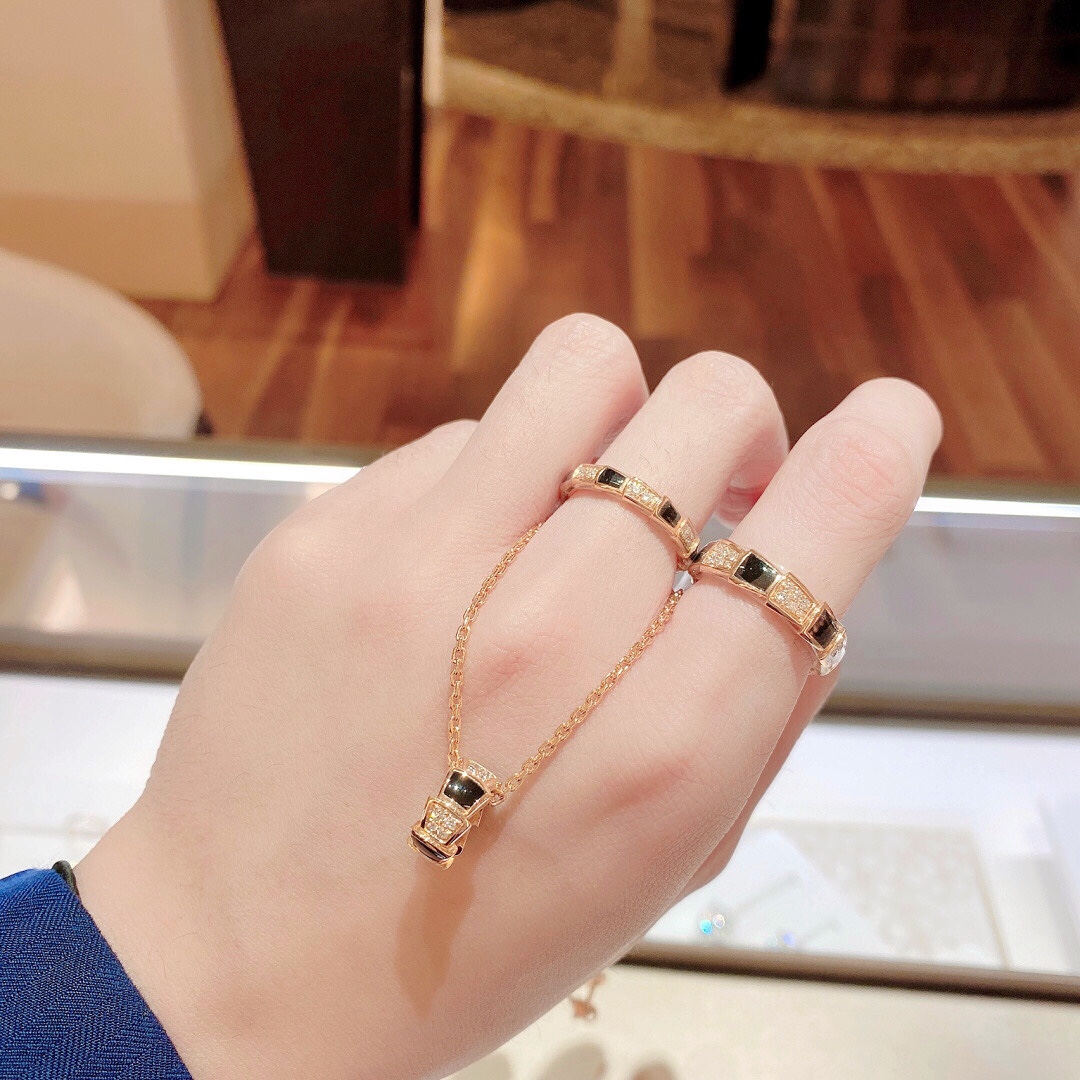 Bulgari Serpenti series mother-of-pearl diamond ring