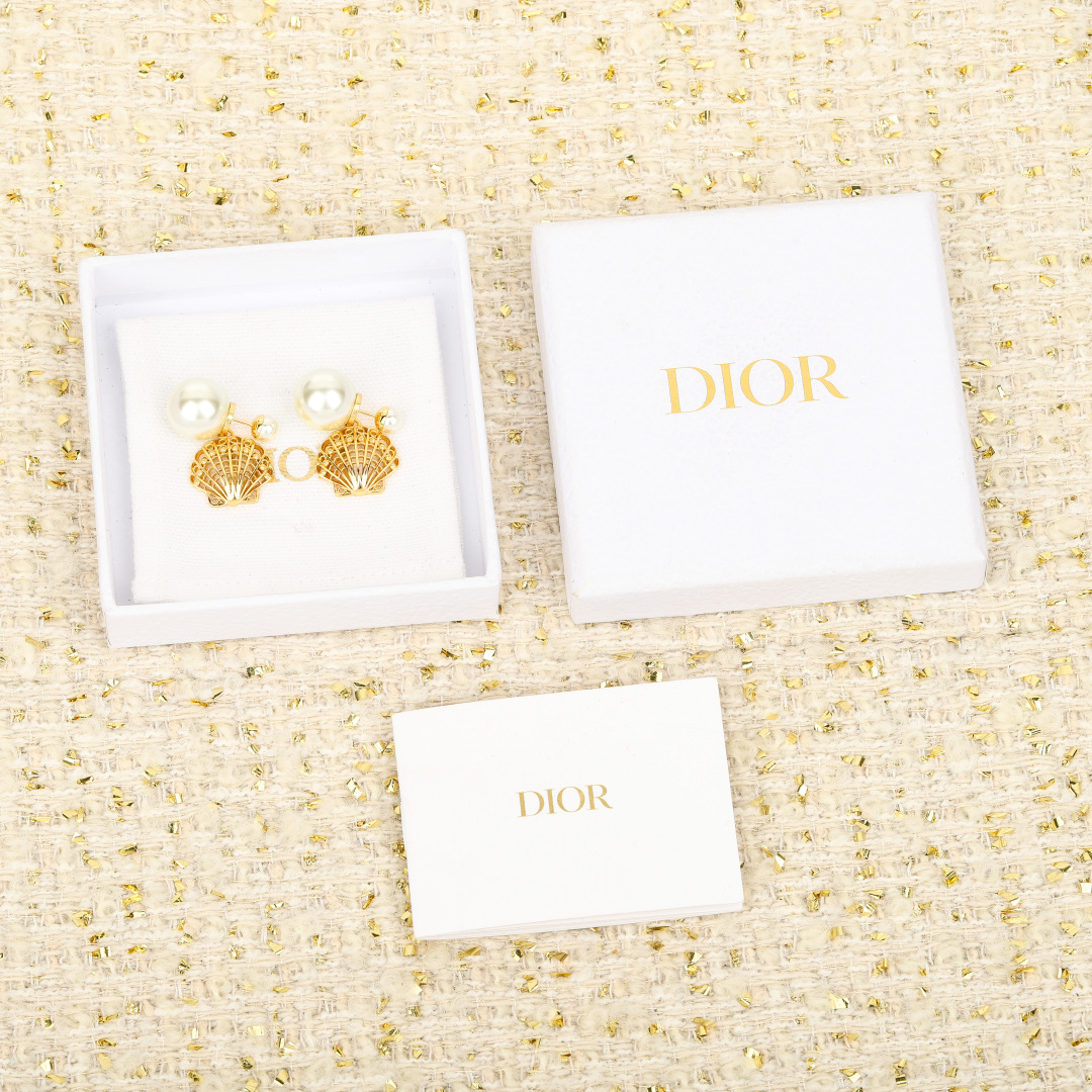 Dior 25 hollow shell earrings