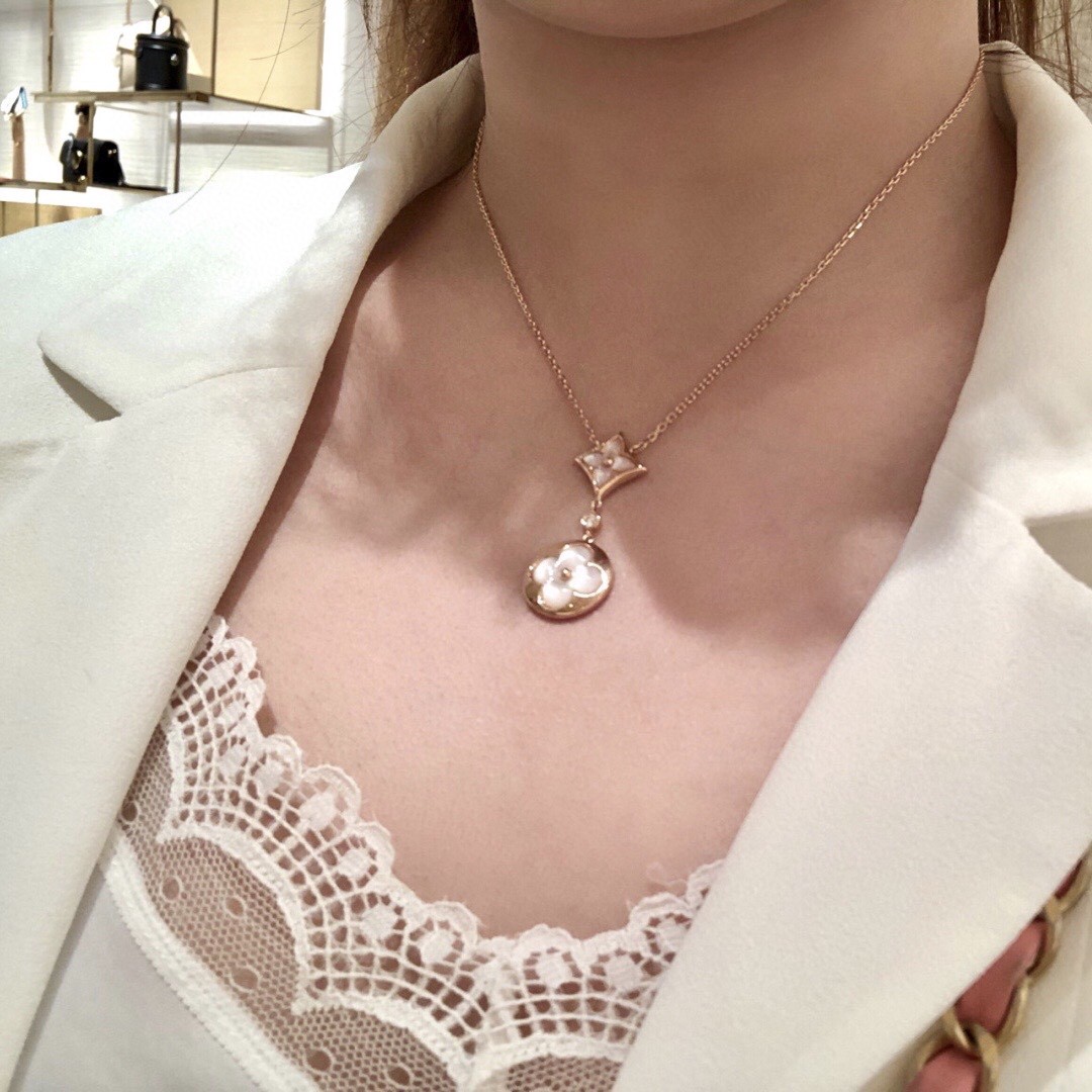 Louis Vuitton White Shell Classic Flower Necklace