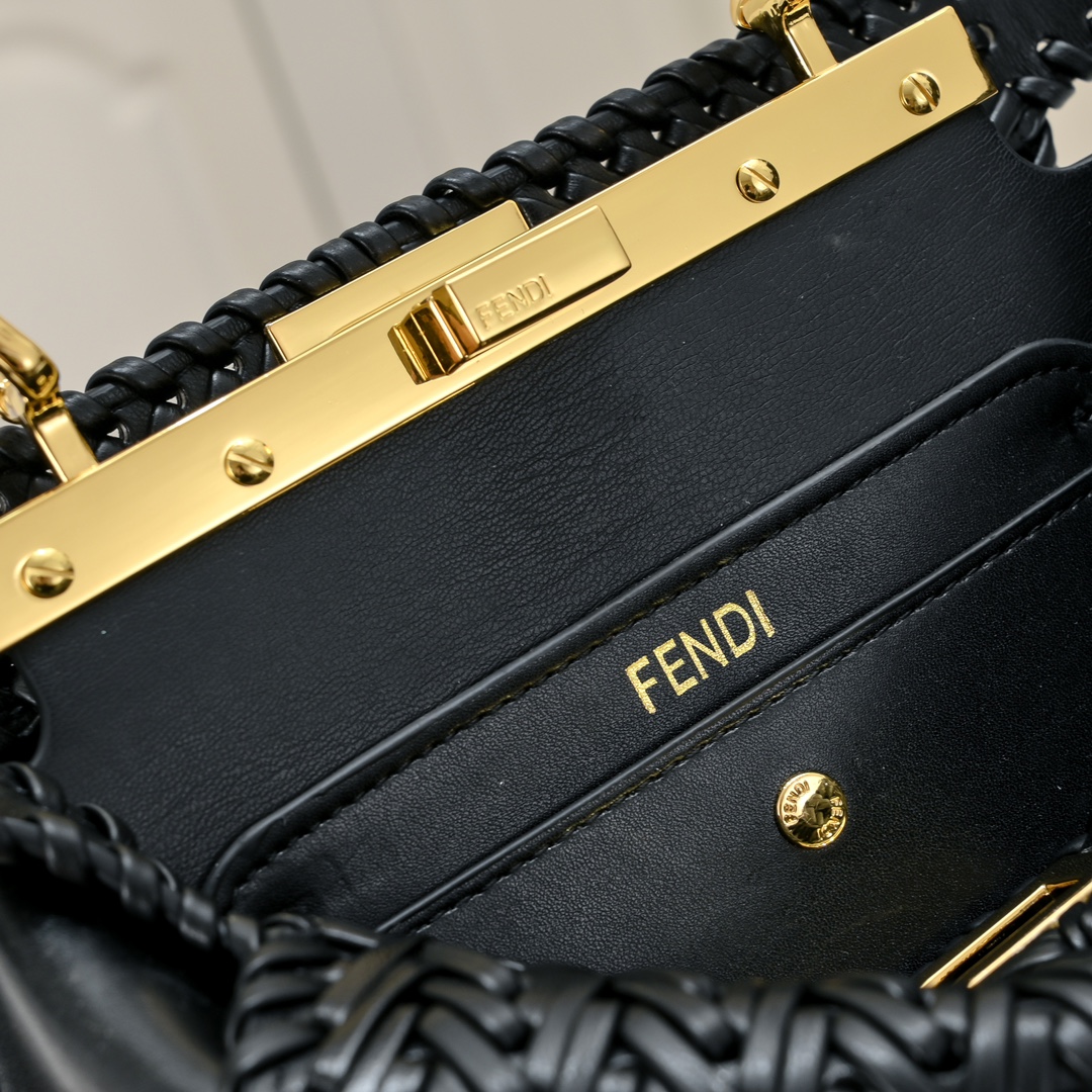 FENDI BAGUETTE Medium Handbag 3318